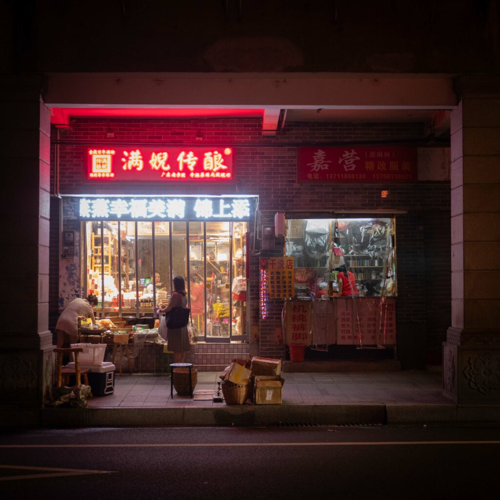 Street Photography with the GH5. Hard Rain in Guangzhou.