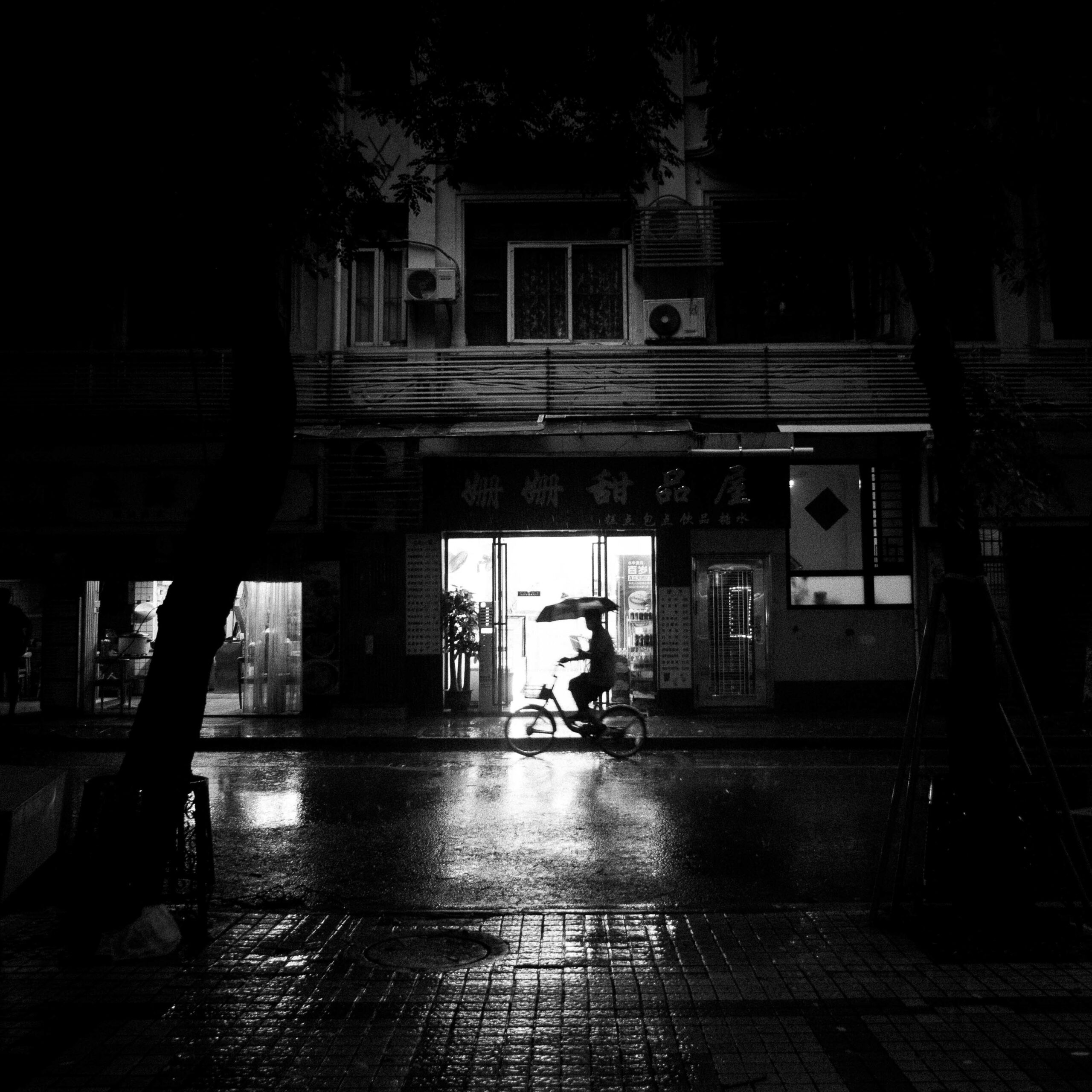 Street Photography with the GH5. Hard Rain in Guangzhou.