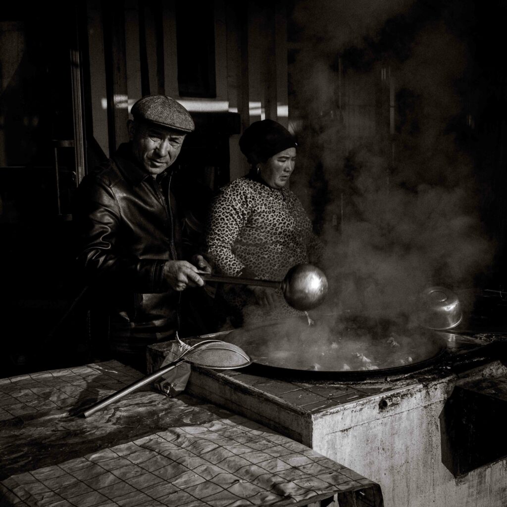 Street Photography in Yëngi'östeng. A village bazaar with the Nikon ZF.